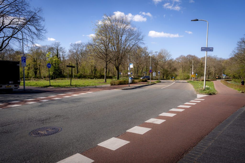 Den Haag, 1 april 2025.<br /> Kruising Bankastraat - Kerkhoflaan. Vanuit Bankstraat, ri van Dr. Aletta Jacobsstraat