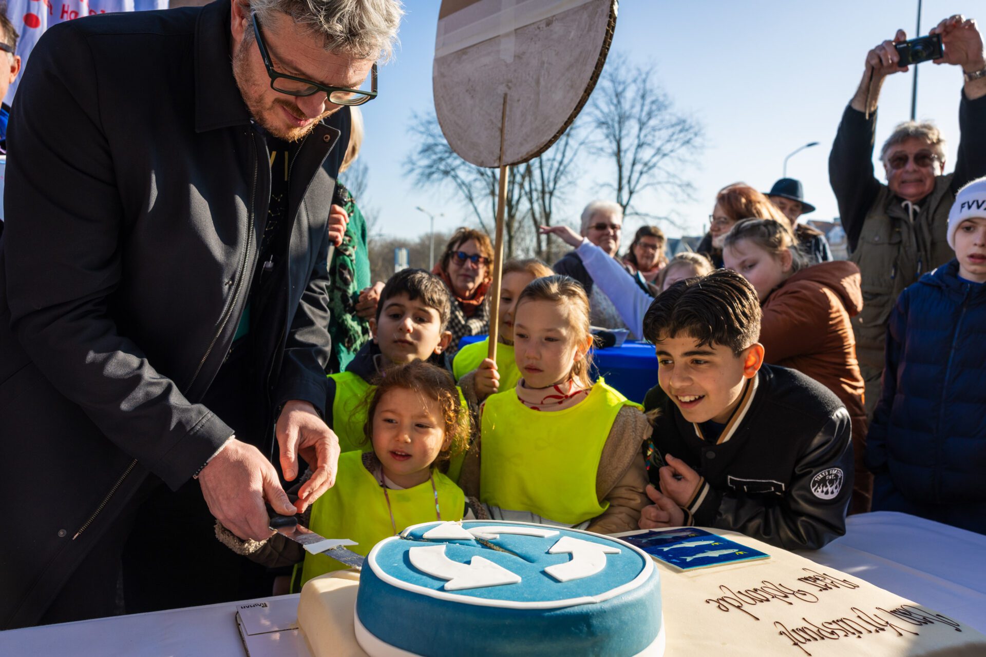 Wethouder Arjen Kapteijns snijdt een taart aan