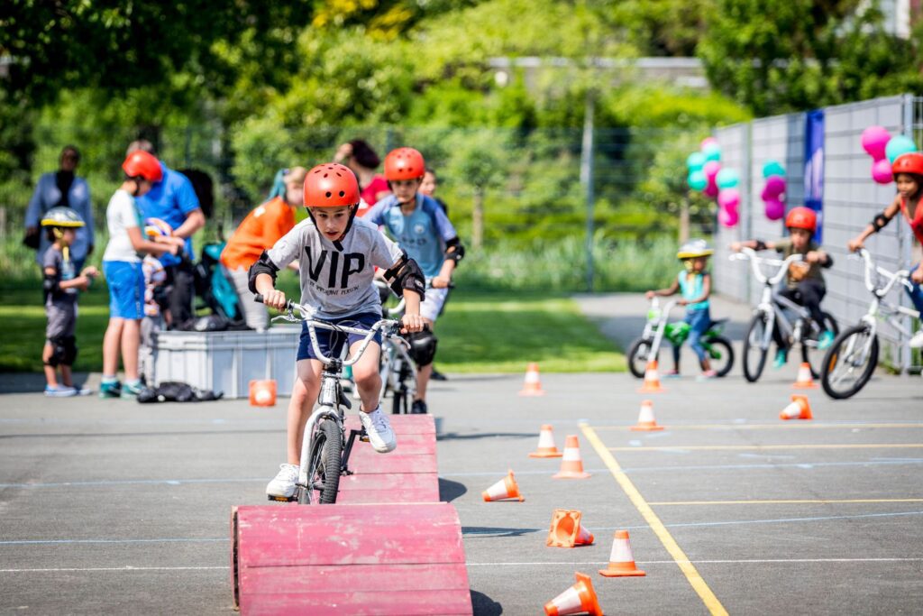 kind fietst over pumptrack tijdens stadsspelen - fotograaf Valerie Kuypers