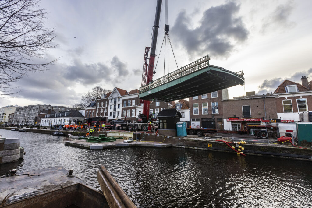 erugplaatsen brug tussen de Noordwal en de Veenkade. ( Den Haag 16-01-24) Foto:Frank Jansen