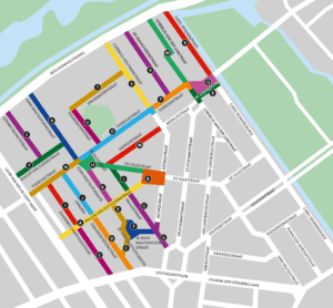 Overzichtskaart met straatnamen in Bezuidenhout-Oost. Iedere straat heeft een kleur en letter die refereren naar de planning.